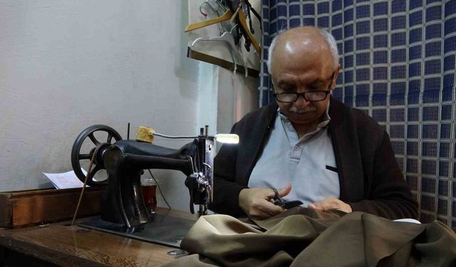 Ustasının emaneti 75 yıllık makineyle 50 yıldır terzilik yapıyor