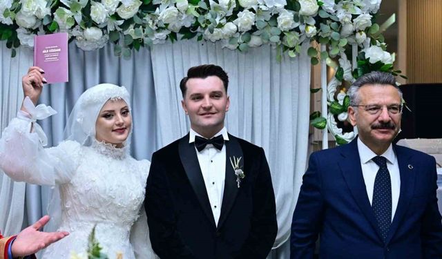 Vali Aksoy, dünyaevine giren polis çiftin mutluluğuna ortak oldu