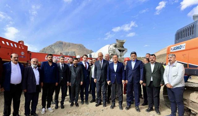 Vali Usta, AFAD konutlarını inceledi