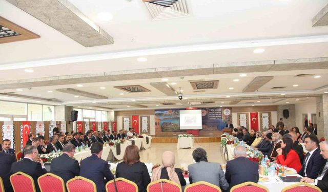 Van Gölü’nden yaklaşık 2 milyon metreküp bir dip çamuru çıkarıldı