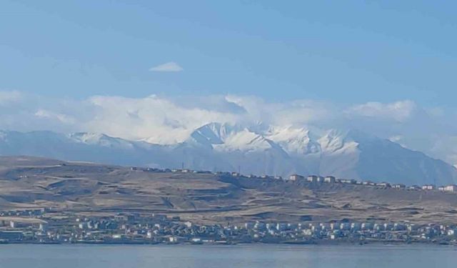 Van’ı çevreleyen dağların zirvesi beyaza büründü