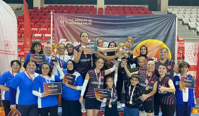Voleybolda kadınlarda Erzincan Valiliği erkeklerde Milli Eğitim Müdürlüğü şampiyon oldu