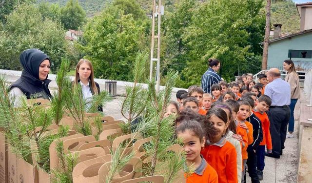 Yeşil vatan için her öğrenciye bir fidan
