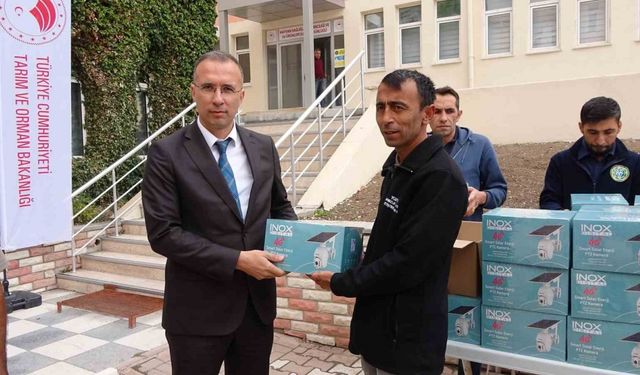 Yozgat’ta 68 çiftçiye kamera seti ve kamp lambası dağıtıldı
