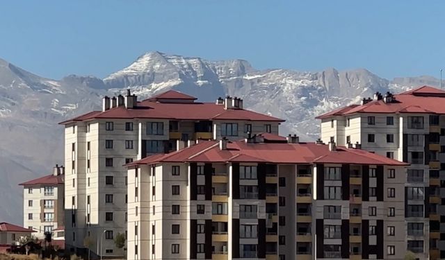 Yüksekova’da araçların camları buz tuttu, dağların tepesi beyaza büründü