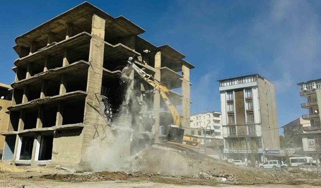 Yüksekova’da inşaat halindeki 23 yıllık bina yıkıldı