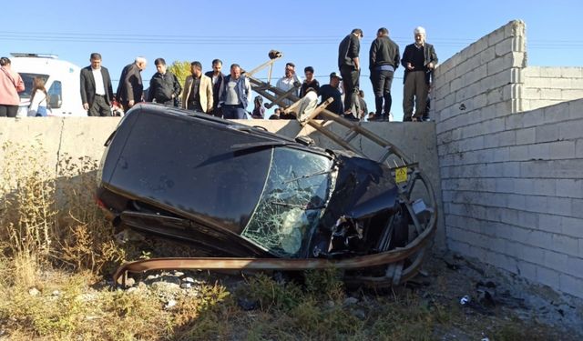 Yüksekova’da kontrolden çıkan otomobil şarampole yuvarlandı: 5 yaralı