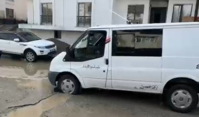 Yüksekova’da sağanak yağış hayatını olumsuz etkiledi