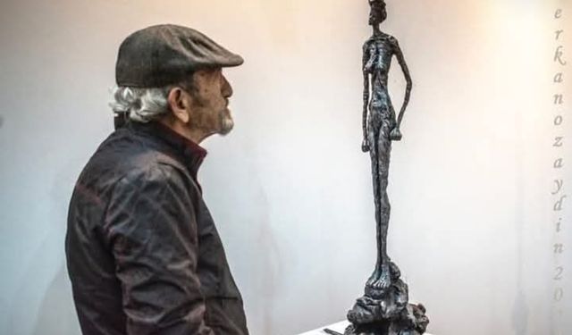 Mersinli sanatseverin "Heykele Bakan Adam" karesi gündem oldu