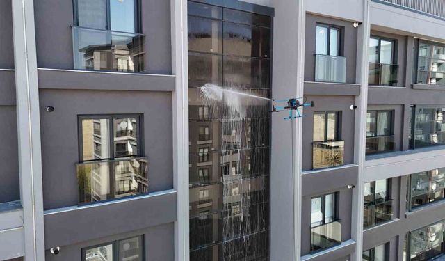Adana’da cam temizliğine yeni soluk: Dronlar camcı oldu