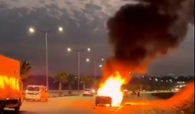 Adana’da seyir halindeki otomobil alev alev yandı
