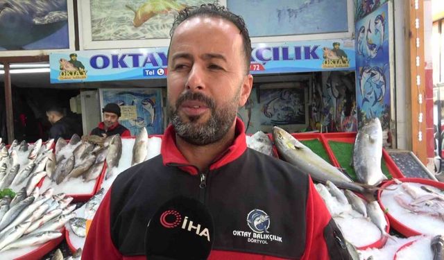 Akdeniz’de oltasına takılan dev kılıç balığı 115 kilogram geldi