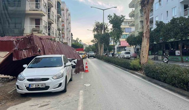 Alanya’da fırtına inşaat korkuluklarını uçurdu, park halindeki araca zarar verdi