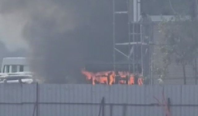 Alevlere teslim olan taksi kulübesinden geriye hurda yığını kaldı