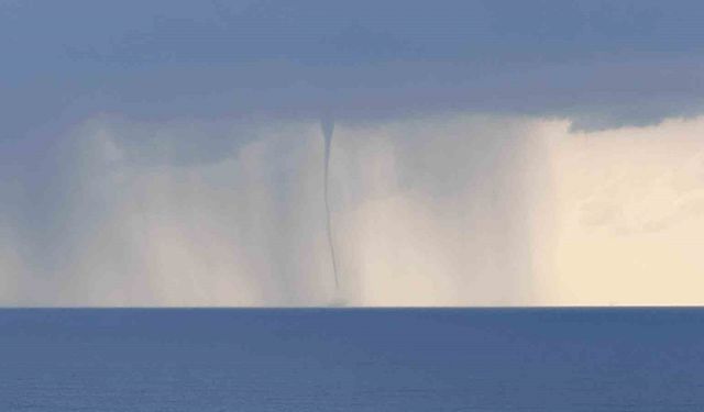 Antalya’da ardı ardına çıkan hortumlar kamerada
