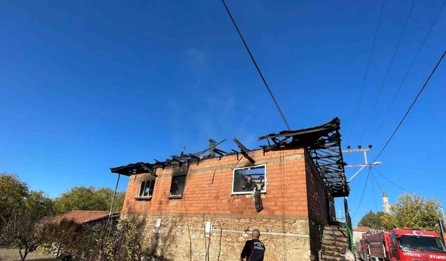 Burdur’da 2 katlı evde yangın paniği