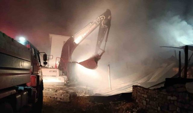 Burdur’da alev alev yanan ev kullanılamaz hale geldi