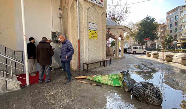 Burdur’da cami minaresinde yangın korkuttu