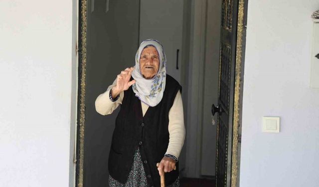 Depremde 41 ev ağır hasar almıştı, yıkılıp yapıldı: 90 yaşındaki Fatma nine yeni evine yerleşmenin mutluluğunu yaşadı