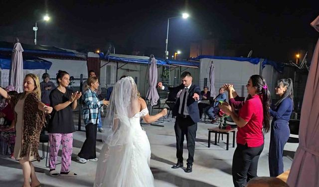 Depremde enkazdan kurtarılan Sezgin, konteyner kentte komşuları tarafından düzenlenen düğünle dünya evine girdi