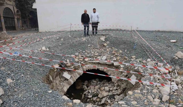 Depremde yıkılan binanın arazisinde yaşanan göçükle tarihi su kanalı ortaya çıktı