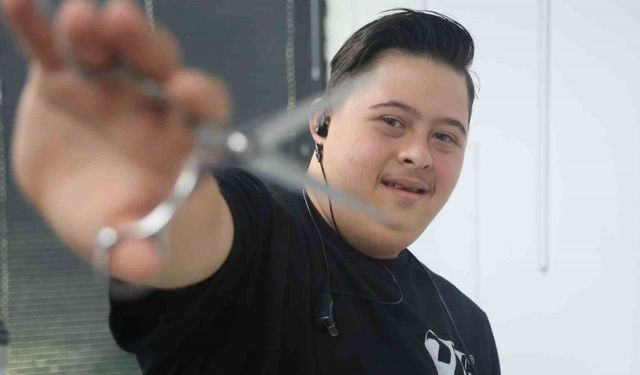 Down sendromlu Şükrü’nün yürek ısıtan tıraşı müşterilerin sevgisini kazandı