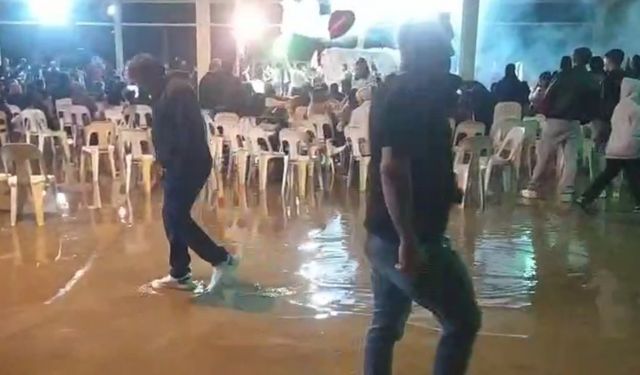 Düğünü su basınca, paçalarını sıvayıp oynamaya devam ettiler