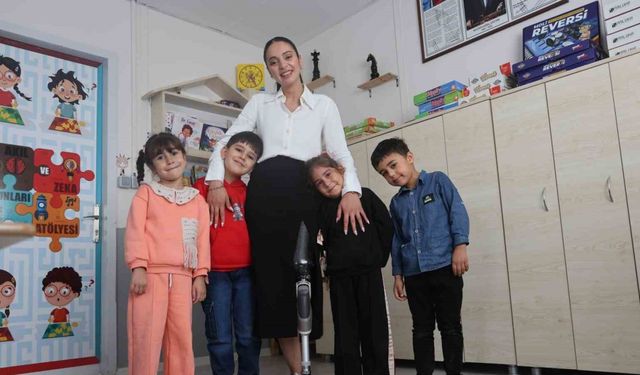 Enkazdan 46. saatte kurtarılan genç öğretmen, protez bacağıyla geri döndüğü mesleğinde minik öğrencileriyle yaşama tutundu
