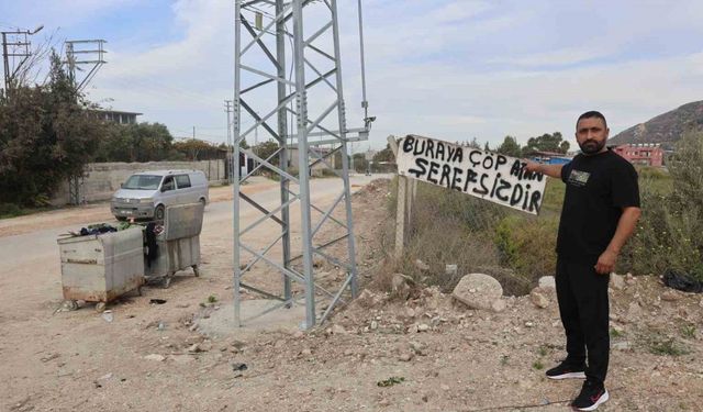 Evinin yanındaki araziye çöp atanlardan bıktı, çözümü "Buraya çöp atan şerefsizdir" yazısıyla buldu