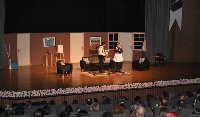 Isparta Belediyesi Şehir Tiyatroları "Eyvah Yine Karıştı" adlı komedi oyunu ile perdelerini açtı