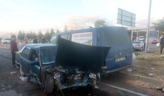 Isparta’da kamyonetle çarpışan otomobil hurdaya döndü: 2 yaralı