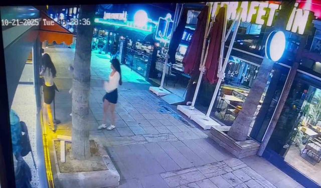 Kafeye gelenler cam kapıyı fark etmeyerek çarptı, çalışanlar "Biz de ne yapacağımızı şaşırdık" dedi