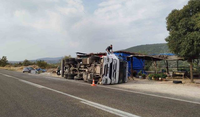 Kamyon devrildi, sürücü yara almadan kurtuldu