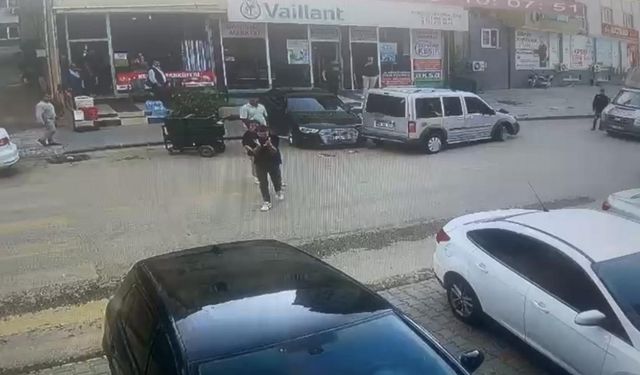 Kontrolden çıkan otomobil park halindeki araca çarptı: Temizlik işçisi son anda kurtuldu