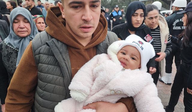 Lösemiye yenik düşen genç polisi 8 aylık kızı üzerinde ’polis’ yazan beresiyle uğurladı