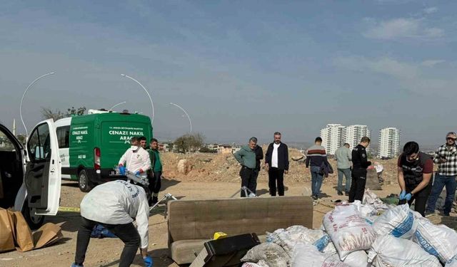 Tarsus'ta Halıya sarılı ceset çekyatta bulundu