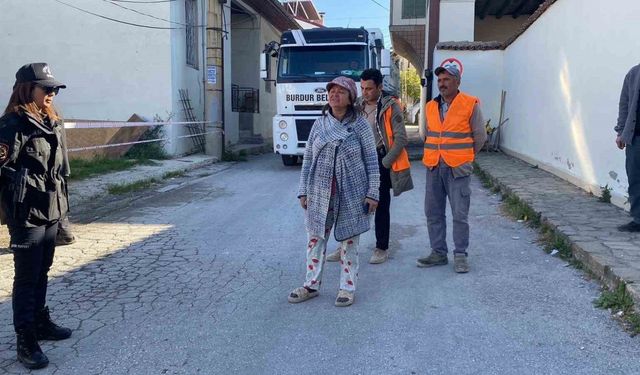 Metruk bina yıkımı yarıda kaldı, evime zarar geliyor dedi ortalığı birbirine kattı