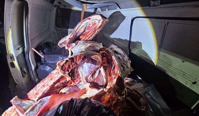 Minibüste menşei belirsiz 1 ton kırmızı et ele geçirildi