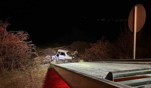 Otomobil kayalıklara çarptı: 1 ölü, 1 yaralı