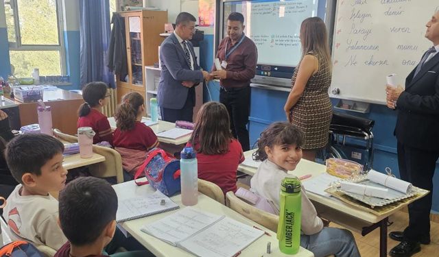 Takdir toplayan davranış: Hediye kabul etmeyen öğretmenlerinin adına tekerlekli sandalye desteğinde bulundular