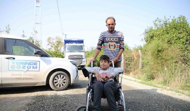 Tekerlekli sandalyesiyle rahat gezebilmesi için sokak asfaltlandı