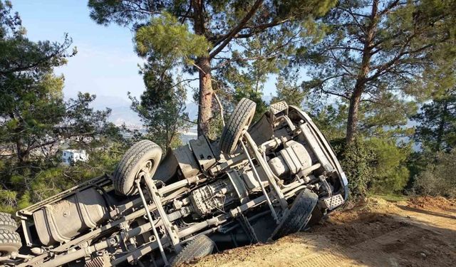 Toprak yolda uçuruma yuvarlanan hafriyat kamyonunun sürücüsü yaralandı