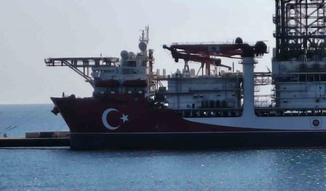 West Draco, Türk bayrağıyla Mersin’e demirledi