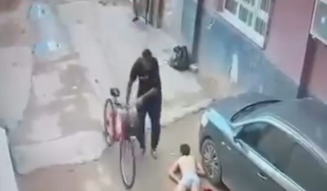 Adana’da Sokak Ortasında Bıçaklı Cinayet Kamerada