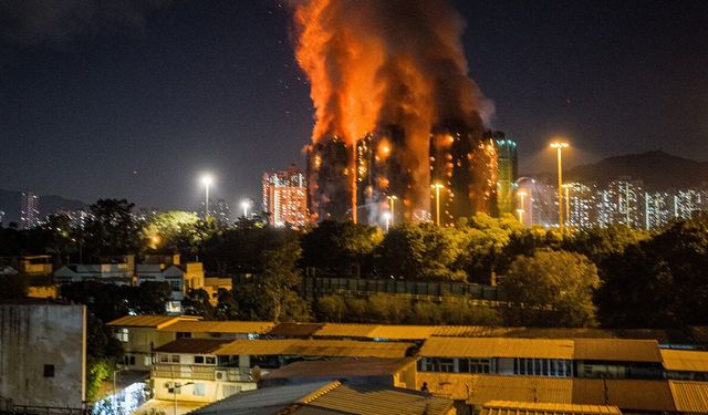 Hong Kong’daki Gökdelen Yangınında Kayıp Sayısı Artıyor