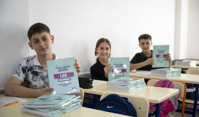 Büyükşehir’den 5 Bin Öğrenciye Ücretsiz Kaynak Kitap Desteği