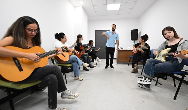 Mersin’de ücretsiz enstrüman kurslarına yoğun ilgi