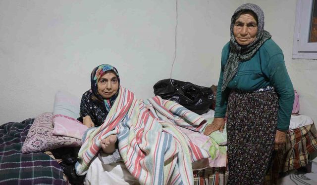 80 yaşındaki anne, 61 yaşındaki bedensel engelli kızına ömrünü adadı