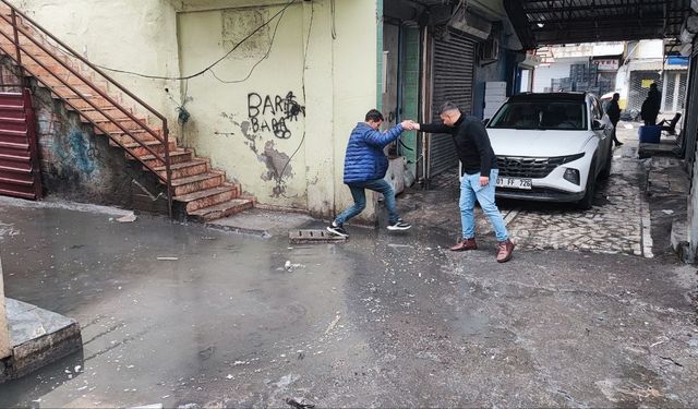 Adana'da esnaf kanalizasyon sorununun bir türlü çözülmemesine tepkili