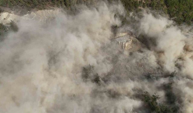 Adana'da yol yapım mücadelesi, patlama anı film sahnesini aratmadı